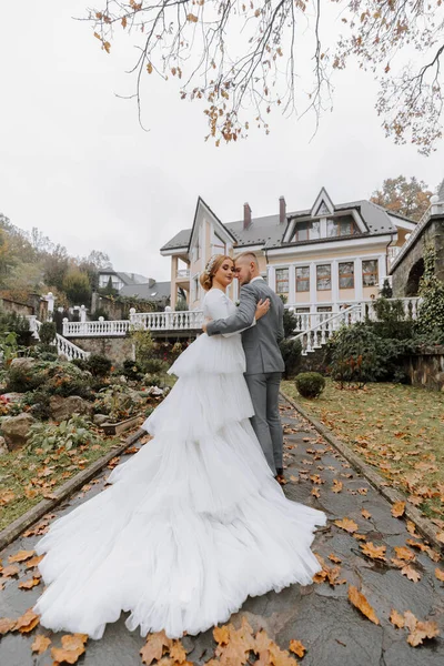 Прогулка Жениха Невесты Парке Красивой Архитектурой Белые Перила Невеста Длинным — стоковое фото