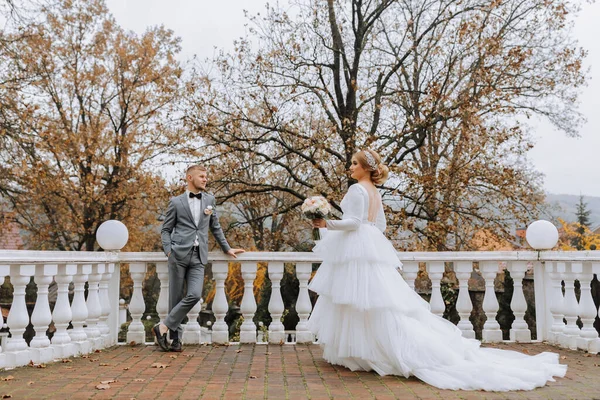 Brudgummen Klassisk Kostym Står Vid Den Vita Räcke Mot Bakgrund — Stockfoto
