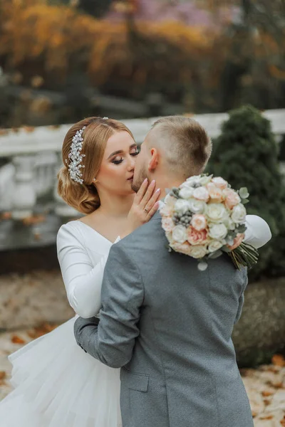 Noivo Abraça Noiva Beija Noiva Olha Para Noivo Passeio Casamento — Fotografia de Stock
