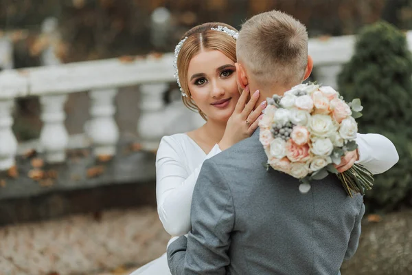 Sposo Abbraccia Sposa Bacia Sposa Guarda Telecamera Passeggiata Nuziale Giardino — Foto Stock