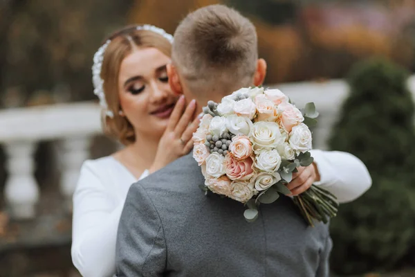 Der Bräutigam Umarmt Die Braut Und Küsst Sie Die Braut — Stockfoto