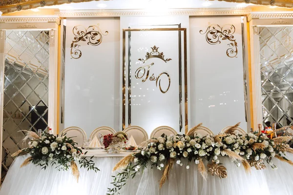 Dekorerat Bord Bruden Och Brudgummen Bröllopshallen Förberedelser Inför Bröllopsfirandet — Stockfoto