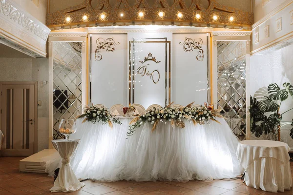 Dekorerat Bord Bruden Och Brudgummen Bröllopshallen Förberedelser Inför Bröllopsfirandet — Stockfoto