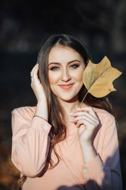 Sonbahar havası, kendini geliştirme, sonbaharda mutlu ve sağlıklı olmanın yolları. Hayatı, sağlığı ve refahı kucaklayın. Hamilelik sırasındaki bir kadının güzelliği