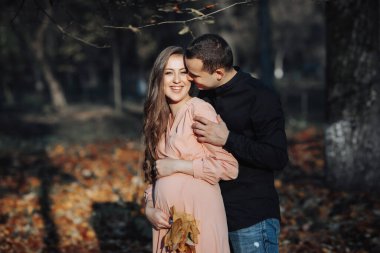 Hamilelik boyunca sonbahar havası, sonbaharda nasıl mutlu ve sağlıklı olunacağı. Hamilelik sırasında kocasına destek olmak. Hayata, sağlığa ve refaha dikkat et. Hamilelik sırasındaki bir kadının güzelliği.