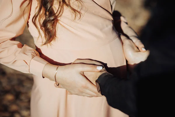 Ένας Άντρας Και Έγκυος Γυναίκα Του Αγγίζουν Την Κοιλιά Της — Φωτογραφία Αρχείου