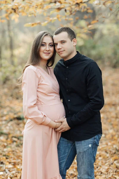 Retrato Una Familia Joven Feliz Esposo Esposa Embarazada Pie Sobre — Foto de Stock