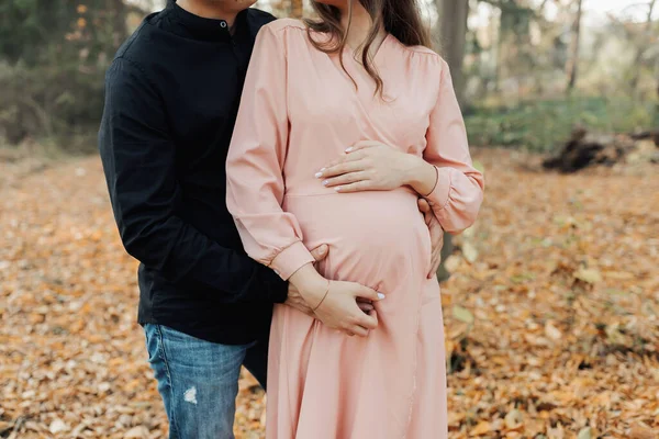 클로즈업 남성과 임신한 아내는 일몰에 숲에서 아이의 탄생을 기다리고 있습니다 — 스톡 사진