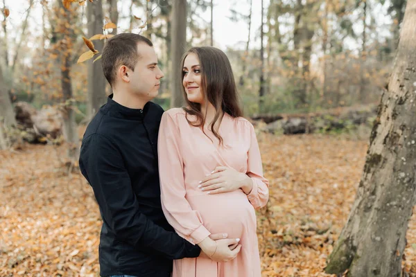 남성과 임신한 아내는 일몰에 숲에서 아이의 탄생을 기다리고 있습니다 행복한 — 스톡 사진