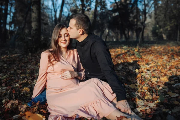 Hombre Tocó Vientre Esposa Embarazada Con Mano Mientras Descansaba Bosque — Foto de Stock