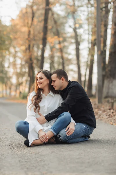 一个男人在他怀孕的妻子身边 躺在秋天的公园里 在怀孕期间对丈夫的支助 怀孕期间的精神健康问题 — 图库照片