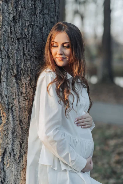 Una Donna Incinta Con Vestito Bianco Uno Sfondo Scuro Posa — Foto Stock