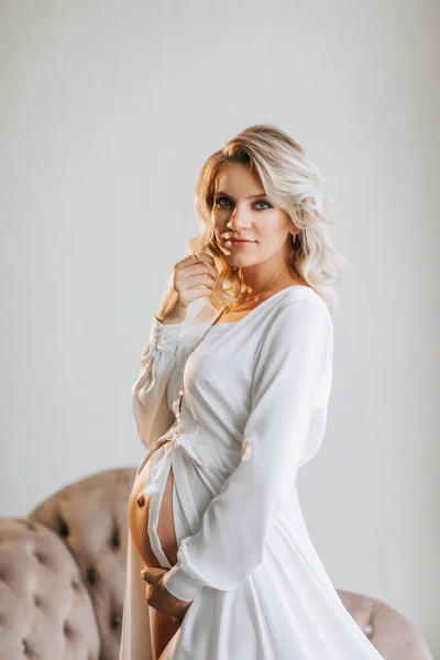 Retrato Estudio Una Hermosa Mujer Embarazada Una Túnica Blanca Con — Foto de Stock