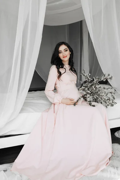 Schöne Schwangere Frau Mit Langen Dunklen Haaren Rosa Kleid Das — Stockfoto