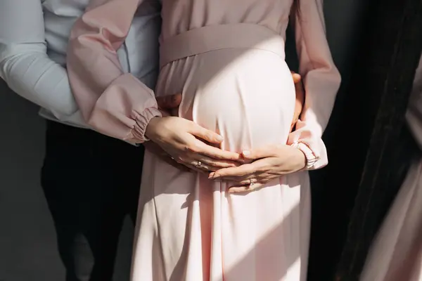 Zamknij Zdjęcie Szczęśliwej Kobiety Ciąży Domu Mężczyzną Trzymającym Jej Brzuch — Zdjęcie stockowe