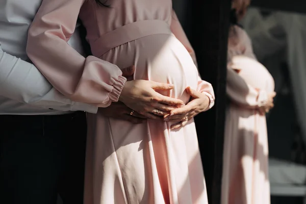 Zamknij Zdjęcie Szczęśliwej Kobiety Ciąży Domu Mężczyzną Trzymającym Jej Brzuch — Zdjęcie stockowe