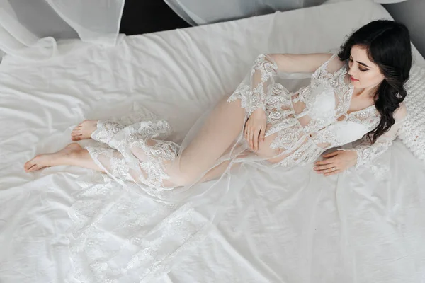그녀의 침대에 레이스 드레스에 그녀의 어머니 대기의 — 스톡 사진