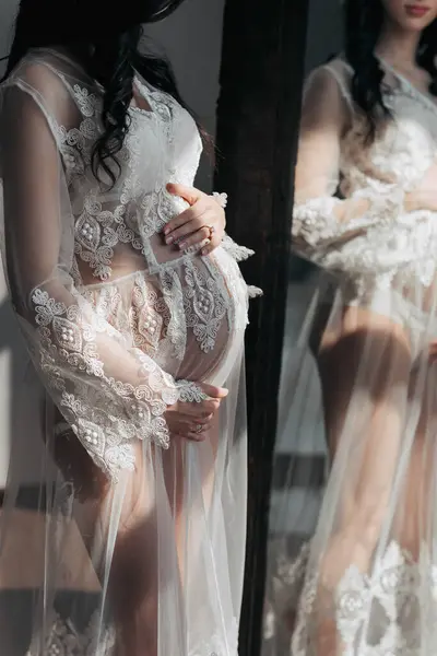 Dantel Şeffaf Elbiseli Güzel Hamile Bir Kadın Elleri Aynanın Yanında — Stok fotoğraf