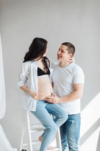 Moderní Krásná Těhotná Žena Džínách Košili Mužem Objímající Její Bříško — Stock fotografie