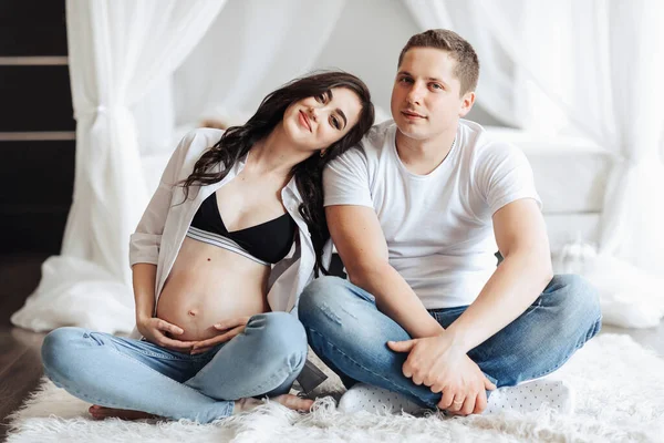 Kot Pantolonlu Gömlekli Güzel Bir Kadın Kocası Evde Hamilelik Annelik — Stok fotoğraf