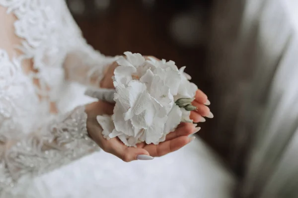 Белый Цветок Гортензии Руках Невесты Крупным Планом — стоковое фото