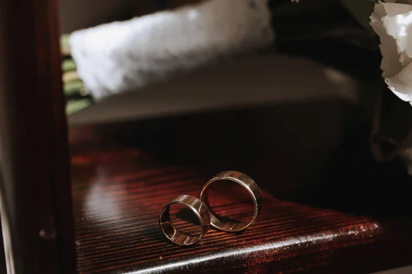 木製のスタンドに2つの金色の結婚指輪 クローズアップ写真 — ストック写真