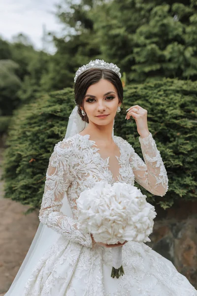 Невеста Красивом Белом Платье Рукавами Короной Голове Букет Гортензий Руках — стоковое фото
