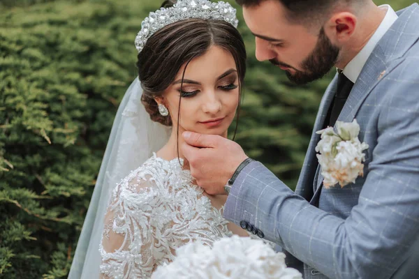 Европейская Свадебная Пара Парке Невеста Красивом Платье Рукавами Короной Голове — стоковое фото