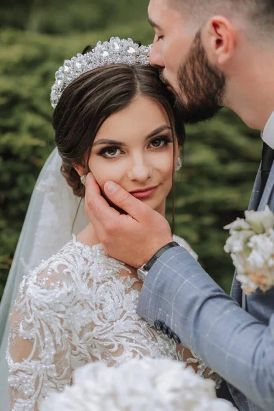 공원에서 결혼식 그녀의 머리에 소매와 왕관으로 드레스에 클래식 정장에 코카서스 — 스톡 사진