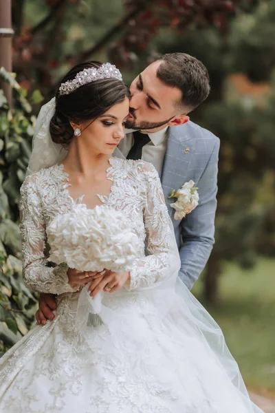 Casal Casamento Europeu Parque Noiva Lindo Vestido Com Mangas Uma — Fotografia de Stock