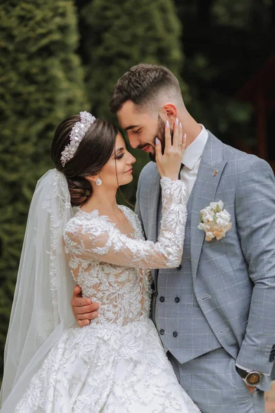 Matrimonio Europeo Coppia Nel Parco Sposa Bellissimo Vestito Con Maniche — Foto Stock