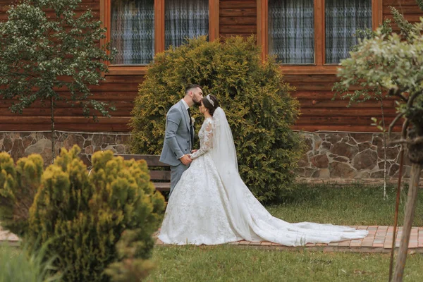 Ευρωπαϊκό Ζευγάρι Γάμων Στο Πάρκο Νύφη Ένα Όμορφο Φόρεμα Μανίκια — Φωτογραφία Αρχείου