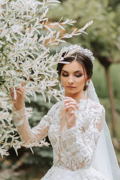Une Mariée Apparence Caucasienne Dans Une Belle Robe Blanche Avec — Photo