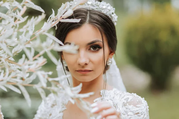 Une Mariée Apparence Caucasienne Dans Une Belle Robe Blanche Avec — Photo