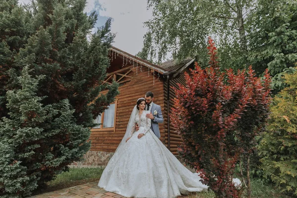 Casal Casamento Europeu Parque Perto Das Escadas Noiva Belo Vestido — Fotografia de Stock