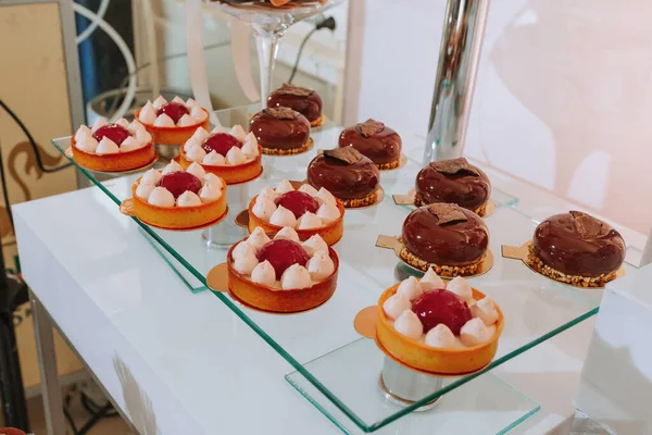 Tatlılı Şenlikli Tatlı Masası Düğün Çikolatası Çeşitli Pastalar Stantlarda Çikolatalar — Stok fotoğraf