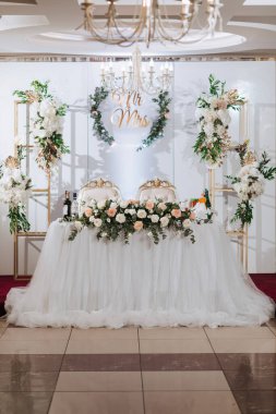 Düğün resepsiyonunda gelin ve damat kürsüsü. Düğün töreni için her şey neredeyse bitti. Düğün ziyafeti