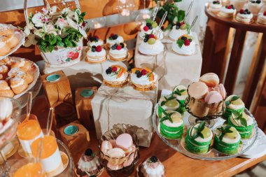 Tatlılı şenlikli tatlı masası. Düğün çikolatası, çeşitli pastalar, stantlarda çikolatalar..