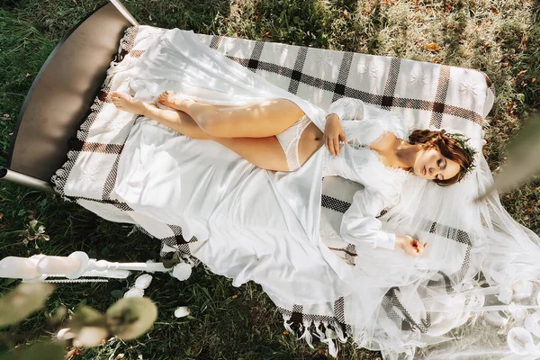 Porträt Einer Verträumten Braut Die Auf Einem Bett Einem Garten — Stockfoto