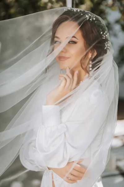 Porträt Einer Verträumten Braut Die Unter Einem Schleier Einem Bett — Stockfoto