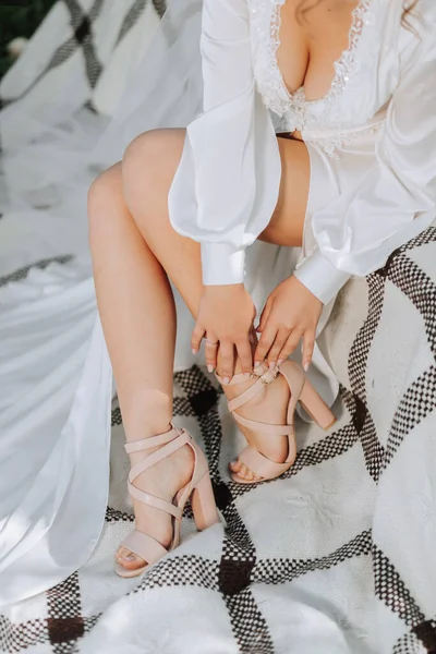 Ritratto Della Sposa Giardino Bella Sposa Indossa Vestito Bianco Indossando — Foto Stock