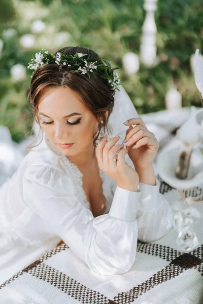 Retrato Noiva Jardim Bela Noiva Está Usando Vestido Branco Uma — Fotografia de Stock