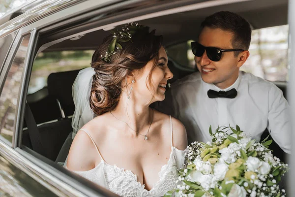 Pengantin Muda Yang Bahagia Bersukacita Setelah Upacara Pernikahan Mobil Mereka — Stok Foto
