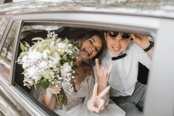 Jonge Gelukkige Bruid Bruidegom Zijn Blij Huwelijksceremonie Hun Auto — Stockfoto