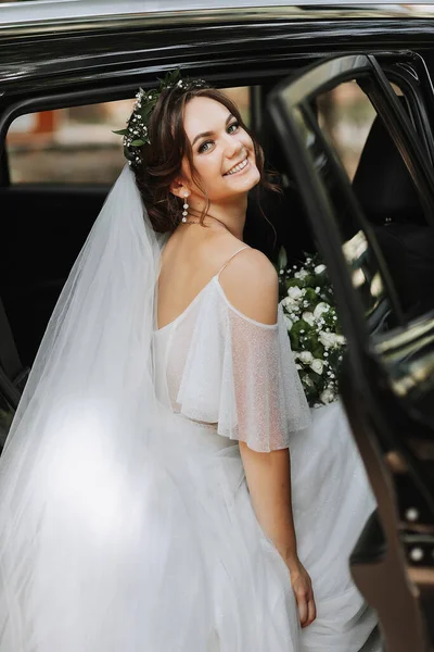 Eine Schöne Braut Einem Weißen Kleid Mit Einem Strauß Posiert — Stockfoto
