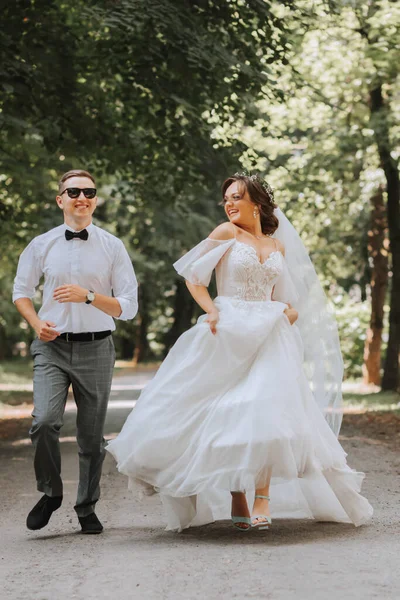 Casal Casamento Uma Noiva Feliz Noivo Estão Correndo Parque Para — Fotografia de Stock