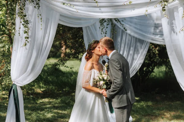 夏の結婚式で美しい結婚式のカップル 結婚式の誓い — ストック写真