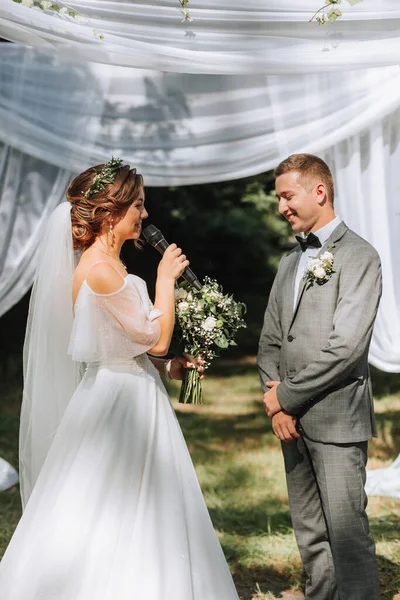 Mooi Bruidspaar Bij Een Zomerhuwelijksceremonie Huwelijksgeloften Emoties Tranen — Stockfoto