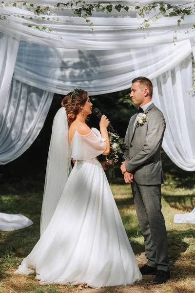 夏の結婚式で美しい結婚式のカップル 結婚式の誓い — ストック写真
