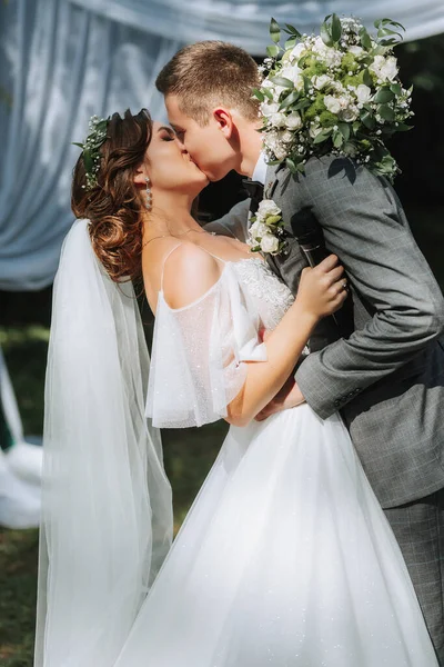 Pasangan Yang Cantik Upacara Pernikahan Musim Panas Janji Pernikahan Emosi — Stok Foto
